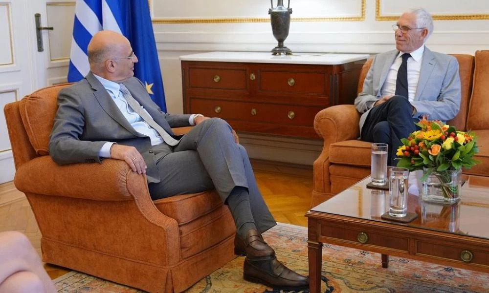 Με τον πρόεδρο της ελληνικής κοινότητας Βεγγάζης συναντήθηκε ο Ν. Δένδιας